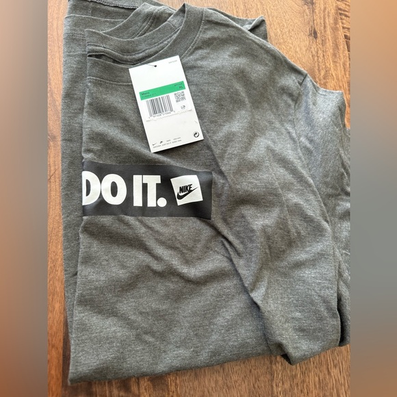 NWT Nike TShirt - Picture 3 of 3
